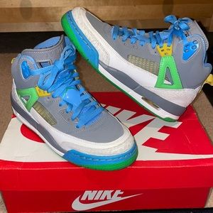 JORDAN Retro’s! Color: gray with multi colors on the shoe, size: 6 youth boys.